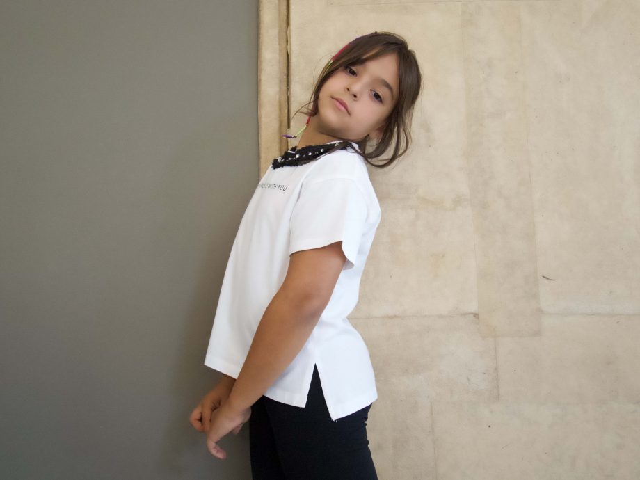 T-shirt gioiello girl col. bianco con applicazione castoni e stampa