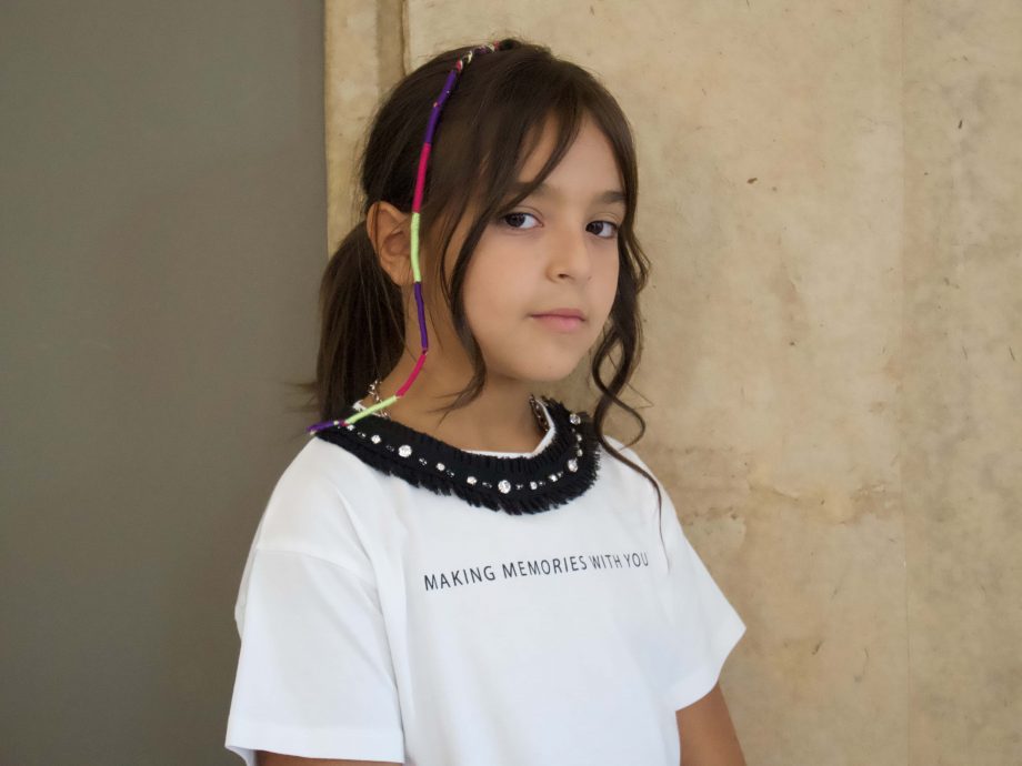 T-shirt gioiello girl col. bianco con applicazione castoni e stampa