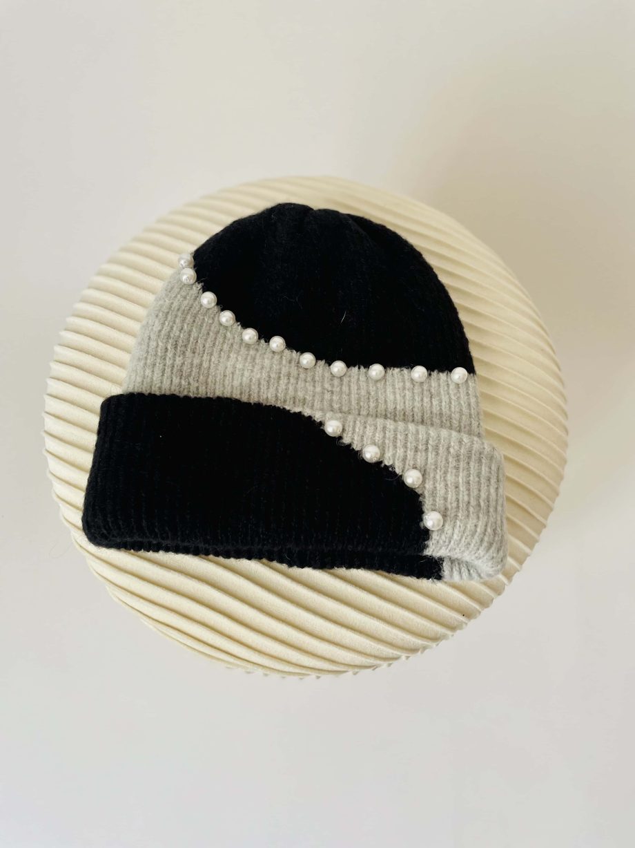 Berretto bicolore con perle