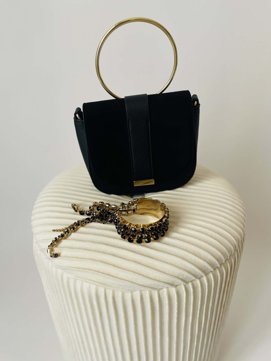 Bracciale rigido dorato con strass neri
