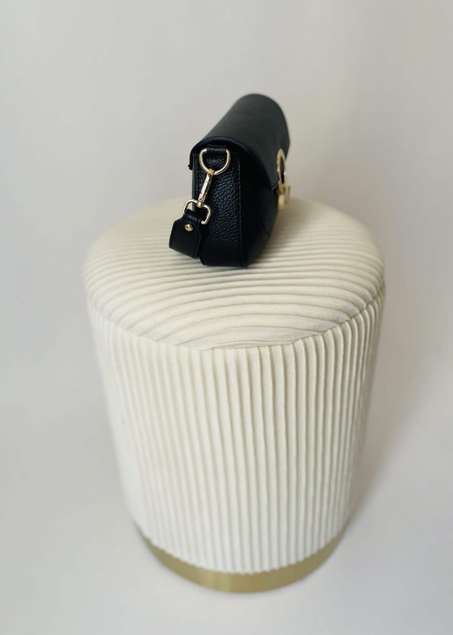 Borsa vera pelle con anello dorato var. nera