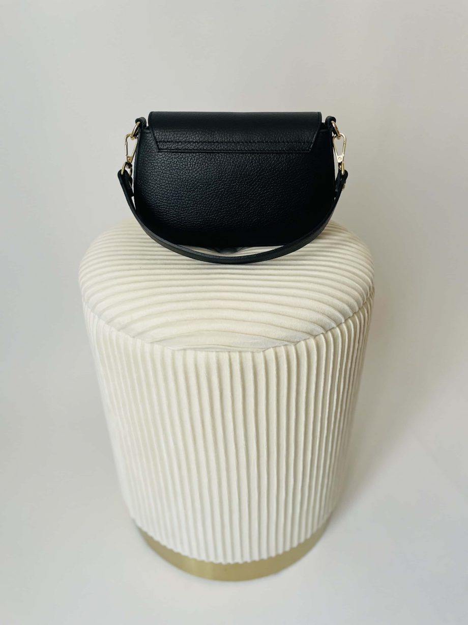Borsa vera pelle con anello dorato var. nera