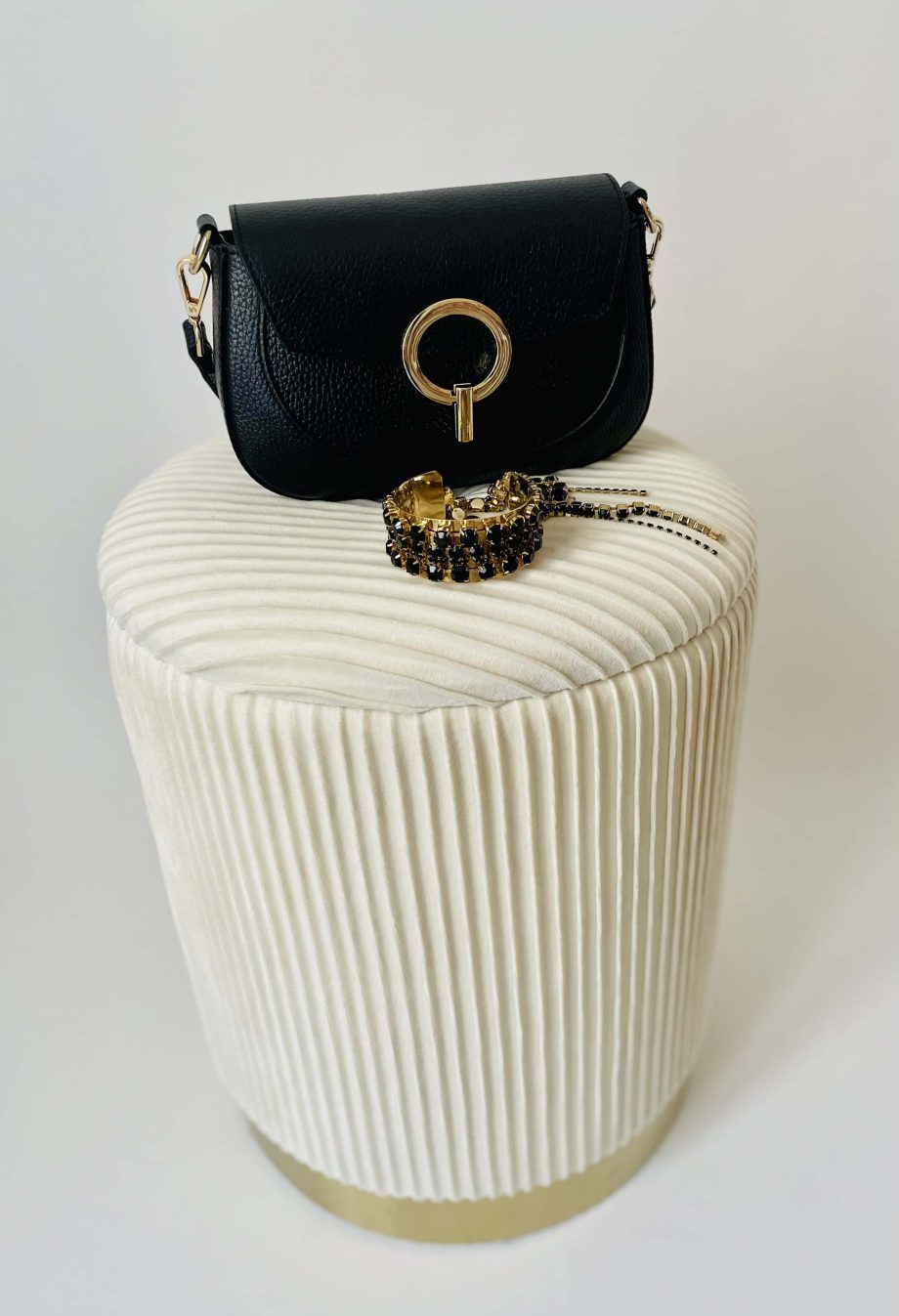 Borsa vera pelle con anello dorato var. nera