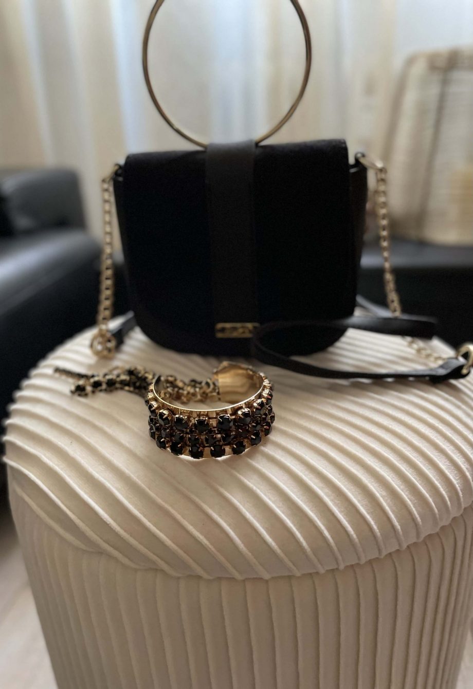 Bracciale rigido dorato con strass neri
