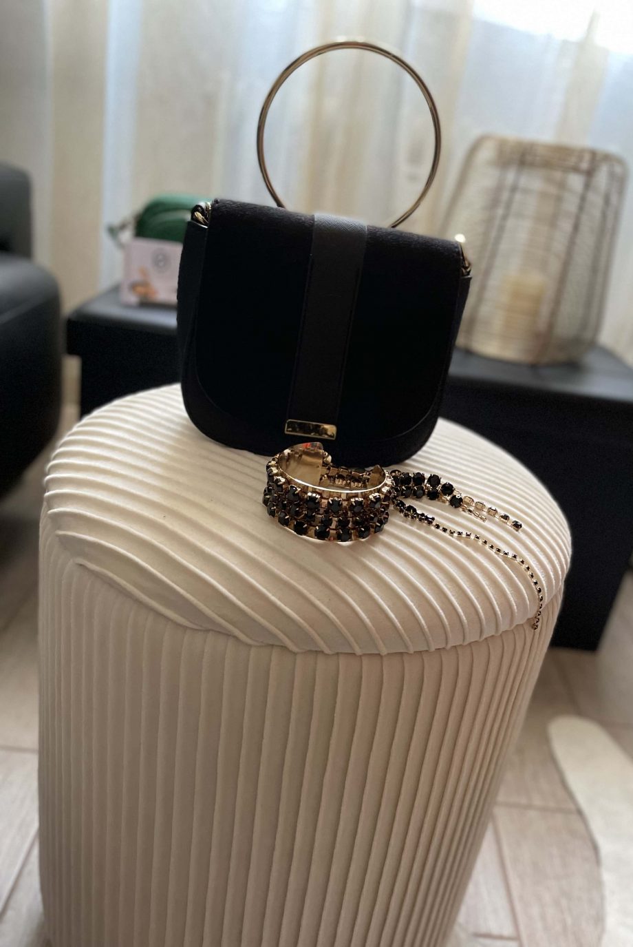 Bracciale rigido dorato con strass neri