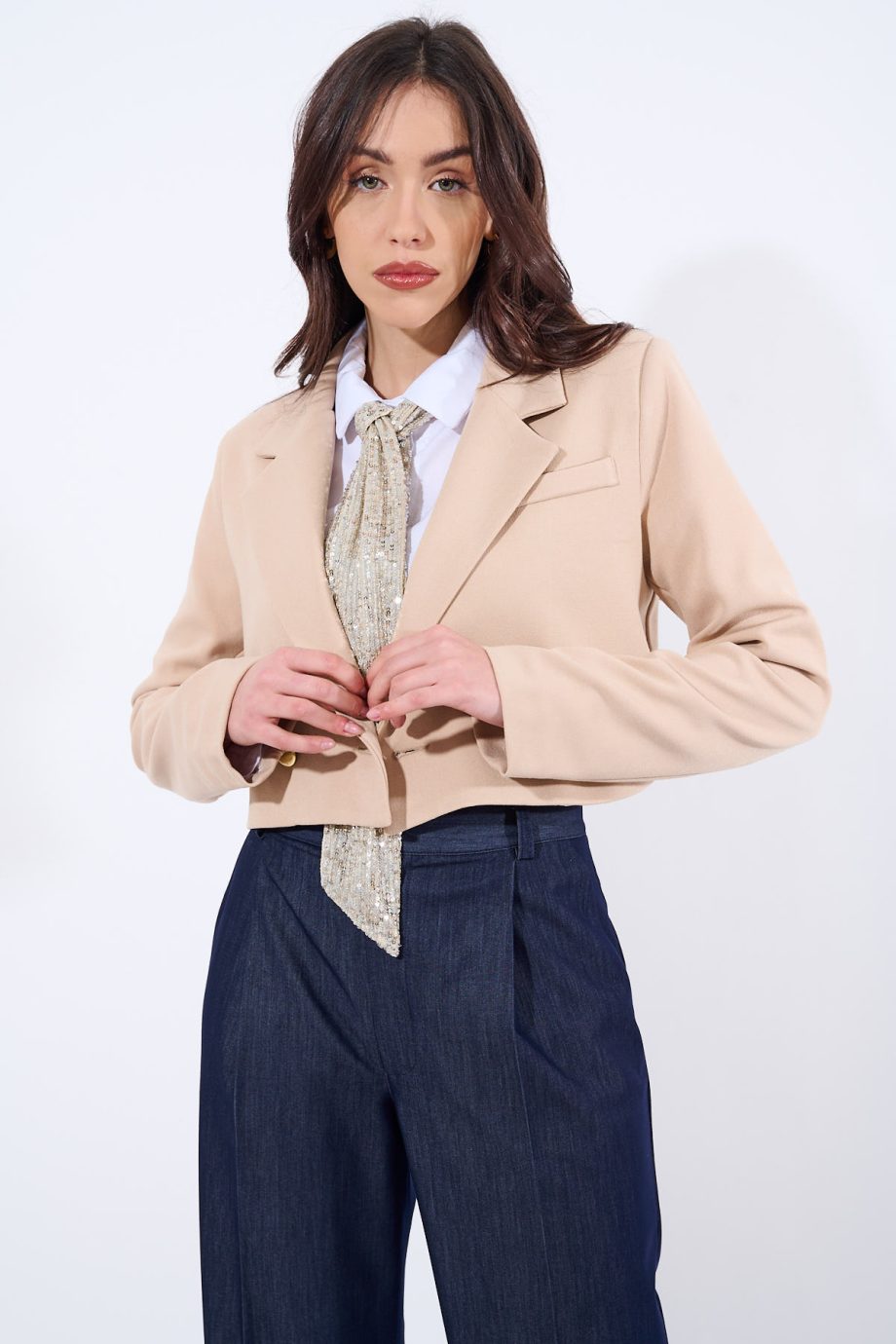 Blazer crop con bottoni dorati (tailleur)