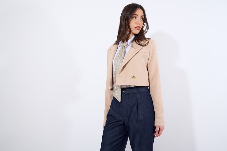 Blazer crop con bottoni dorati (tailleur)