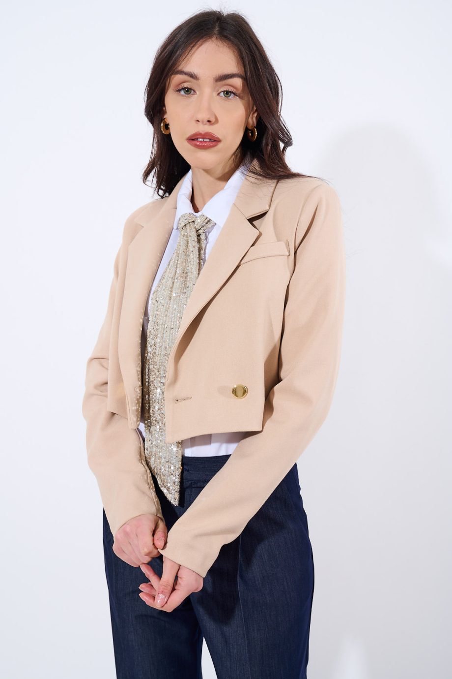Blazer crop con bottoni dorati (tailleur)