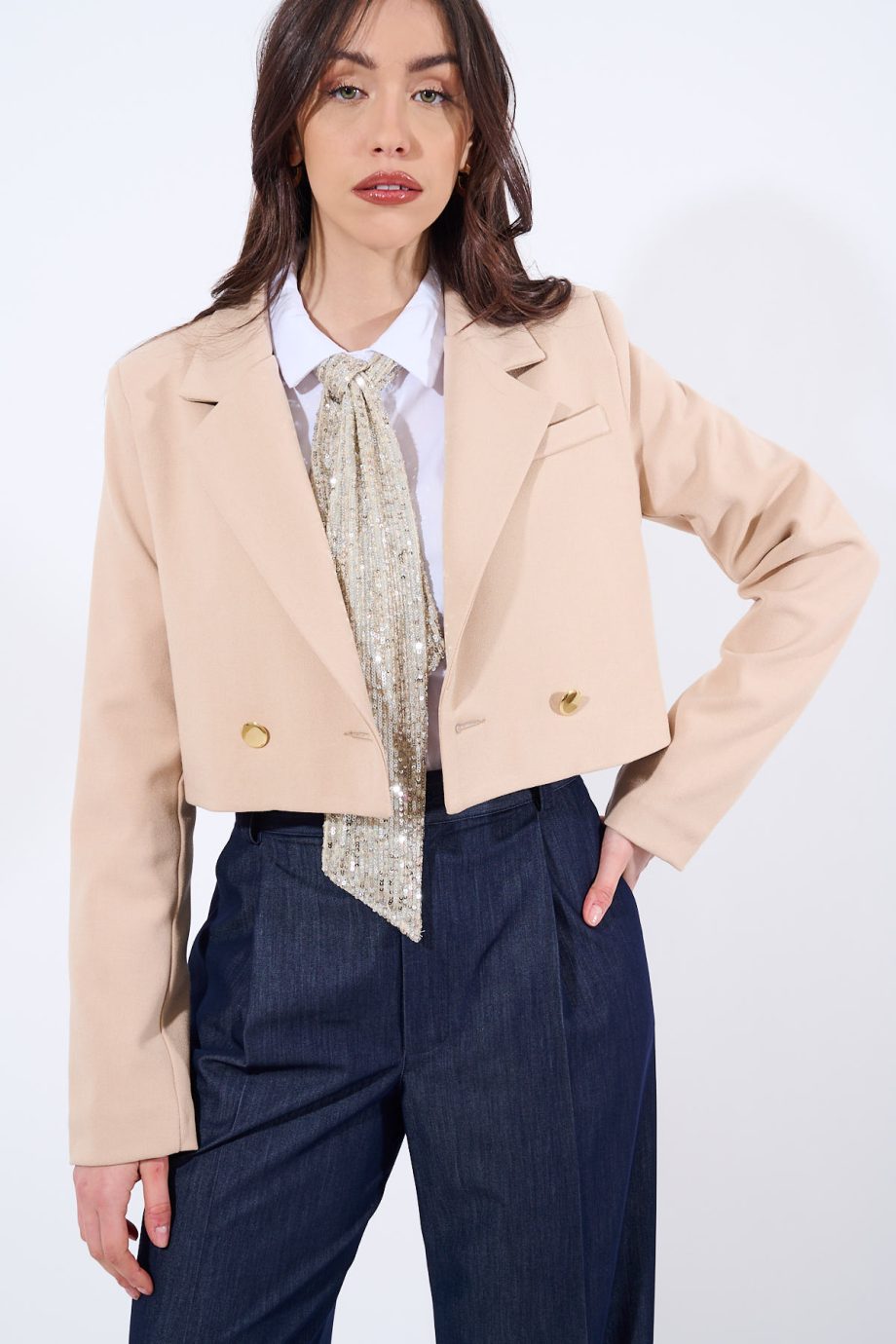 Blazer crop con bottoni dorati (tailleur)